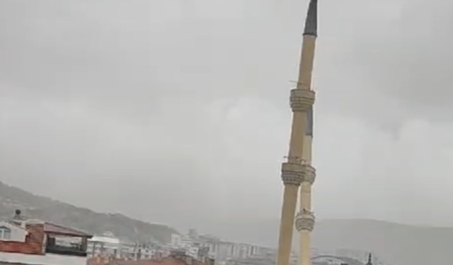 Fırtınaya dayanamayan cami minaresi böyle yıkıldı