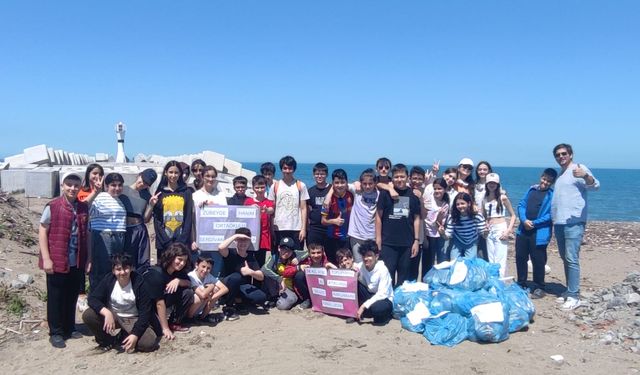 Öğrenciler sahilde çöp topladı