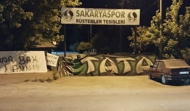 Sakaryasporlu taraftarlar Rüstemler Tesislerine pankart astı: 'Hayırdır hafız?'