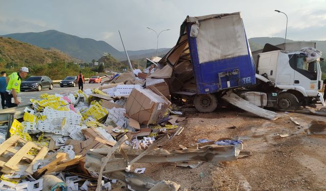 Karton ambalaj yüklü tır devrildi: 1 kişi yaralandı