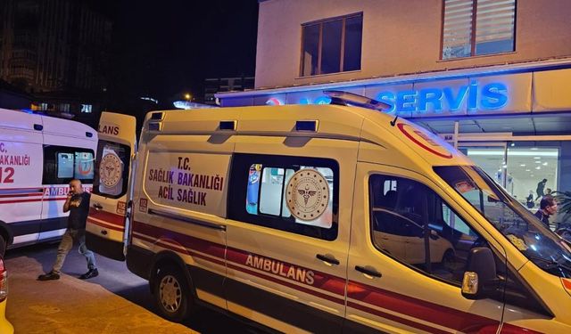 Hasta taşıyan ambulans kaza yaptı: 1 polis yaralandı