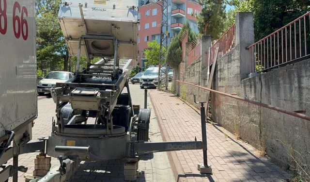 Nakliye firmasının asansörü elektrik tellerine değince 2 kişi yaralandı