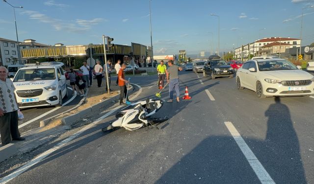 Otomobil motosikletle çarpıştı: 3 yaralı