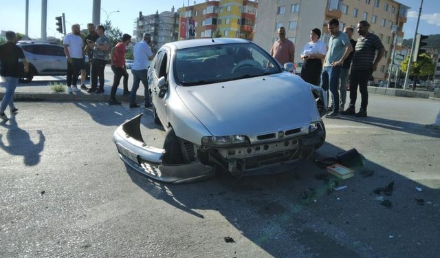 Refüje çarpan otomobilin sürücüsü yaralandı