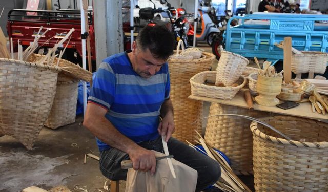 Dede ve babasından öğrendiği sepetçilik mesleğini 40 yıldır sürdürüyor