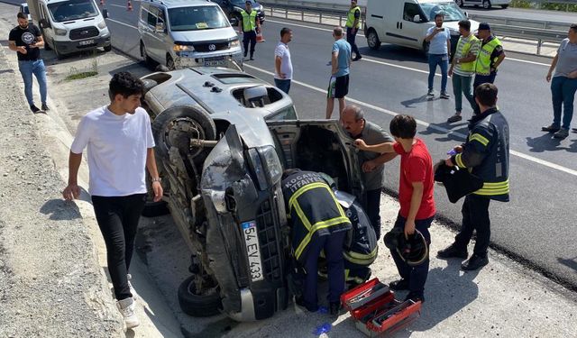 Sakarya plakalı araç yan yattı: 2 yaralı