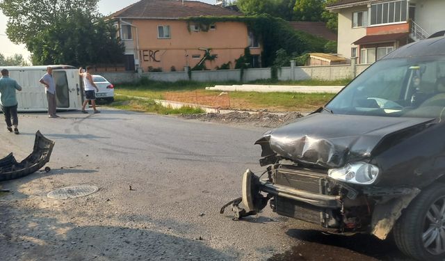 Serdivan'da iki araç çarpıştı, savrulan araç yan yattı