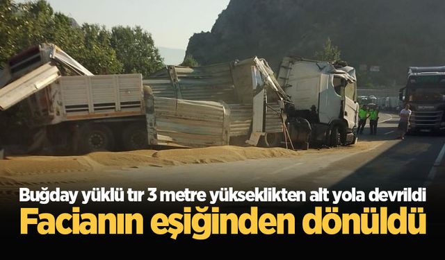 Buğday yüklü tır 3 metre yükseklikten alt yola devrildi