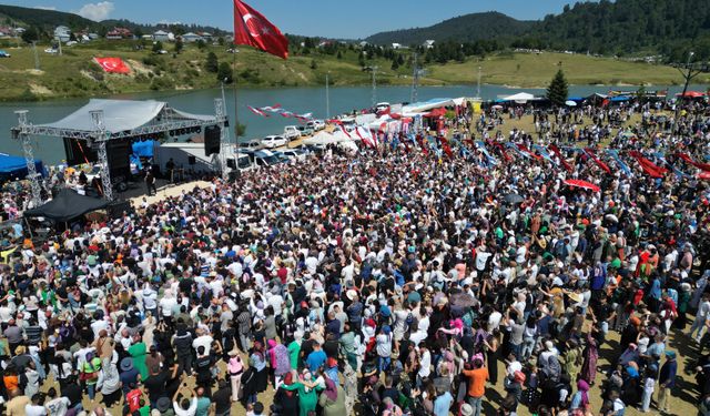 Binlerce kişinin katıldığı Akyazı Acelle Yaylası Şenlikleri’nde büyük coşku