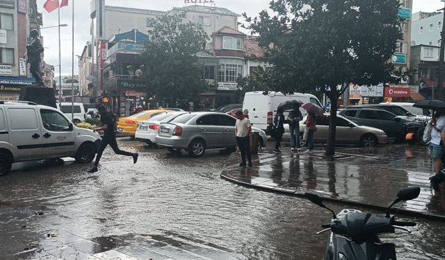 Hendek'te sağanak fena bastırdı