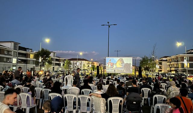 Serdivan'da açık hava sinema keyfi sürüyor