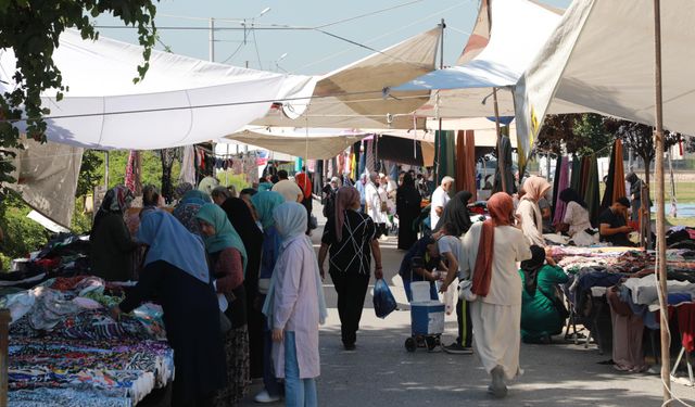 Akyazı Kumaş ve Antika Pazarı’na yoğun ilgi