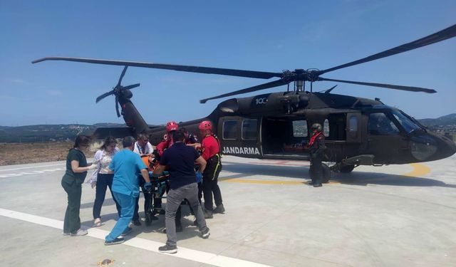 Uçurumdan yuvarlanan off-roadçılar helikopterle kurtarıldı