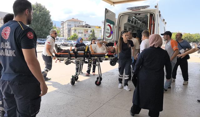 2 ambulans kamyonet ile çarpıştı, 7 kişi yaralandı