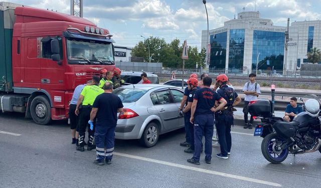 Tır ile otomobil çarpıştı, şans eseri yaralanan olmadı