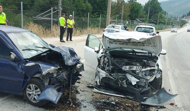 2 otomobil kafa kafaya çarpıştı: 1 ölü, 2 yaralı