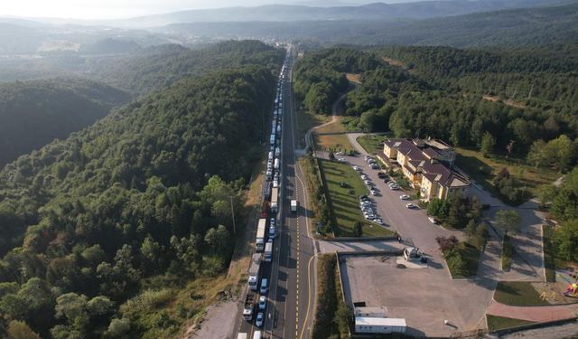 Kaza sonrası Bolu Dağı'nda kilometrelerce araç kuyruğu oluştu