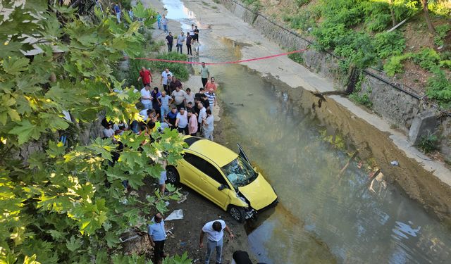 Kamyonun çarptığı taksi yayaların arasına dalıp dereye uçtu: 1 ölü, 4 yaralı