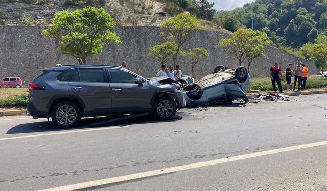 İki otomobil kavşakta çarpıştı: 1 ölü, 6 yaralı