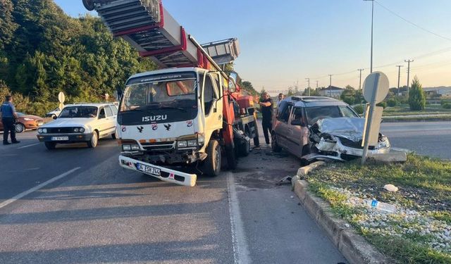 Karasu'da kamyonet ile otomobil çarpıştı: 3 yaralı