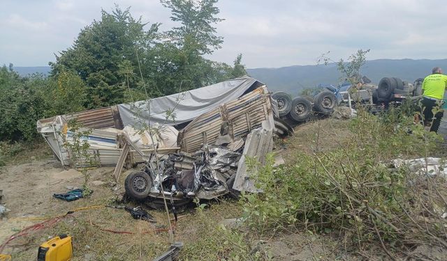 Bolu Dağı Geçişi'nde feci kaza: Tır otomobili sürükleyerek devrildi, 2 ölü 2 yaralı