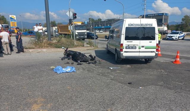 Düzce'de motosiklet hafriyat kamyonunun altına girdi: 1 ölü, 1 yaralı