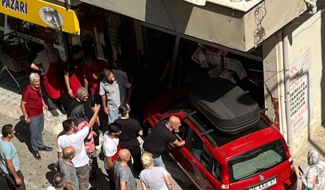 Yalova’da kontrolden çıkan otomobil emlak dükkanına girdi