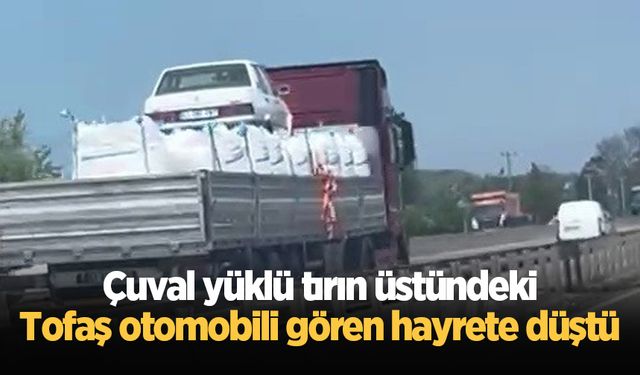 D-650'de ilginç manzara: Çuval yüklü tırın üstündeki Tofaş otomobili gören hayrete düştü