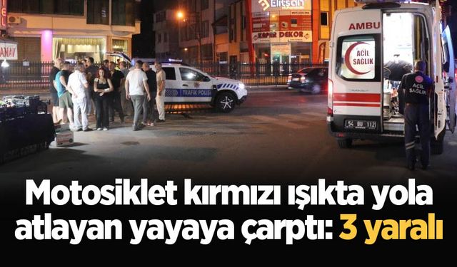 Motosiklet kırmızı ışıkta yola atlayan yayaya çarptı: 3 yaralı