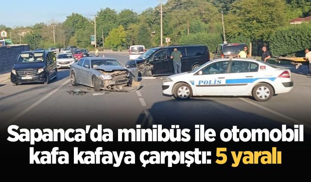 Sapanca'da minibüs ile otomobil kafa kafaya çarpıştı: 5 yaralı