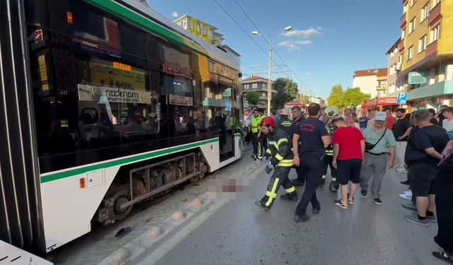 Tramvayın çarptığı bir kişi hayatını kaybetti