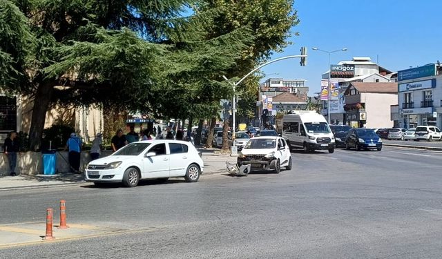 Yenicami ışıklarda trafik kazası