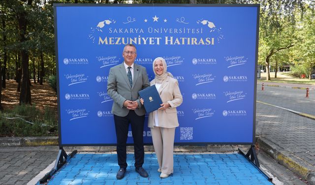 Adapazarı Belediye Başkanı Mutlu Işıksu, yüksek lisans diplomasını teslim aldı