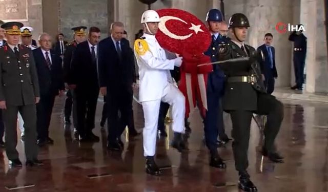 Cumhurbaşkanı Erdoğan, YAŞ üyeleriyle birlikte Anıtkabir’i ziyaret etti