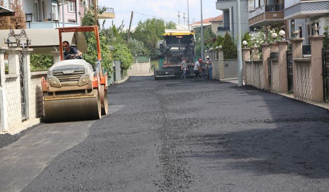 Serdivan’da asfalt mesaisi sürüyor