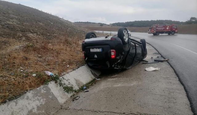 Bilecik'te otomobil yağmur kanalına devrildi: 1 yaralı