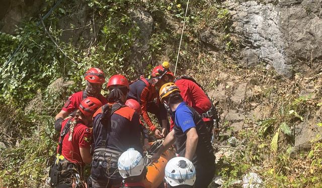 300 metrelik uçurumdaki ceset operasyonla çıkartıldı