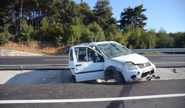 Lastiği patlayan araç kaza yaptı: 4 yaralı