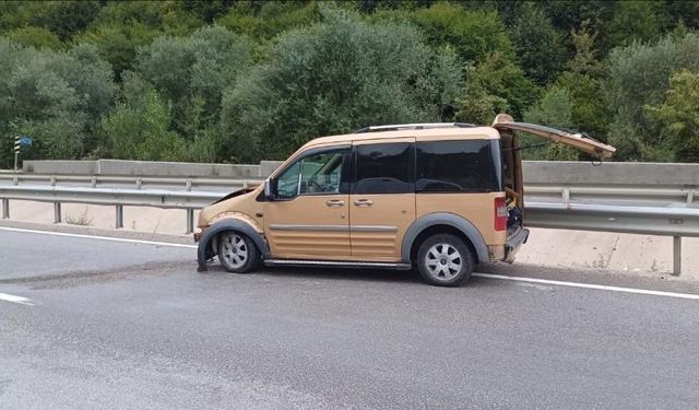 Kontrolde çıkan araç bariyerlere çarparken, 3 kişi yaralandı