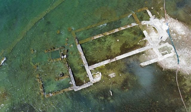 Gölün altındaki dev bazilikada kazı çalışmaları devam ediyor