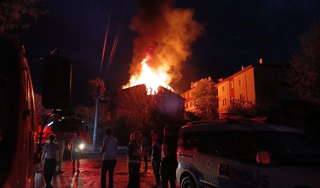 Yıldırım düşen evin çatısı alev alev yandı