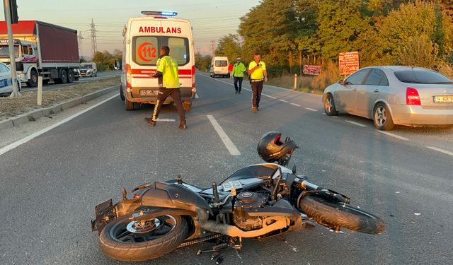 Minibüsle kamyonun arasından geçmek istedi; Yaralandı