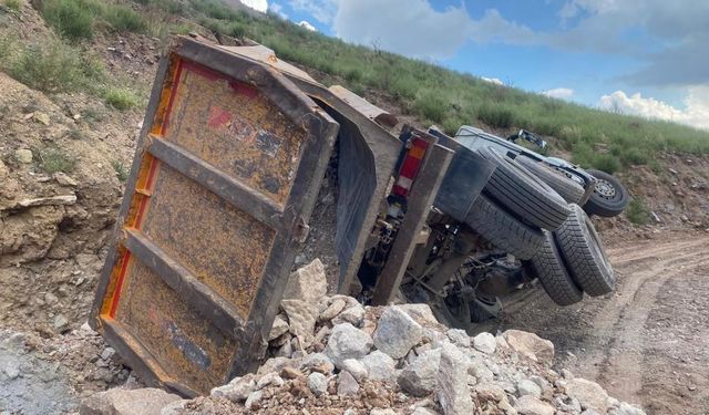 Yükü ağır gelen kamyon yan yattı: Sürücü ölümden döndü