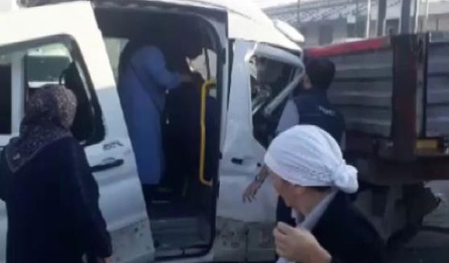 Servis minibüsü park halindeki tıra çarptı: 4 yaralı