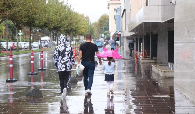 Sakarya'da beklenen yağış başladı: Hazırlıksız yakalananlar ıslanmaktan kaçamadı