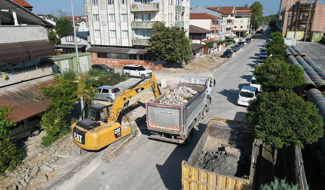 Altyapısı yenilenen Arifiye Zübeyde Hanım Caddesi’nde üstyapı çalışmaları başladı