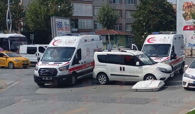 Ambulans ile hafif ticari araç çarpıştı