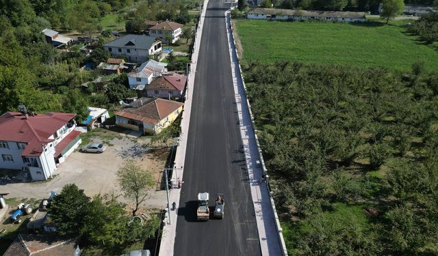 Büyükşehir Karapürçek ulaşımında yepyeni bir sayfa açtı: 5 bin ton asfaltla sil baştan