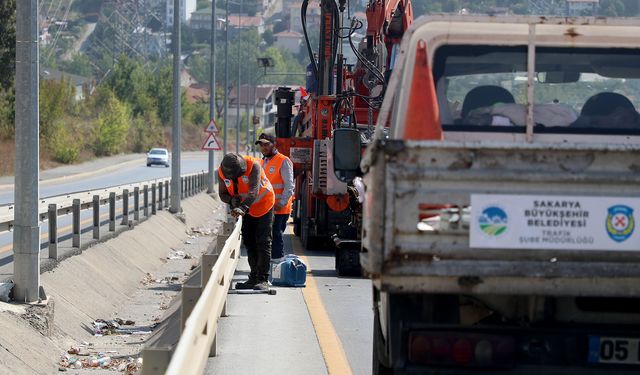 Çelik bariyerlerle sürücü ve yolcu güvenliği en üst seviyeye çıkarılıyor