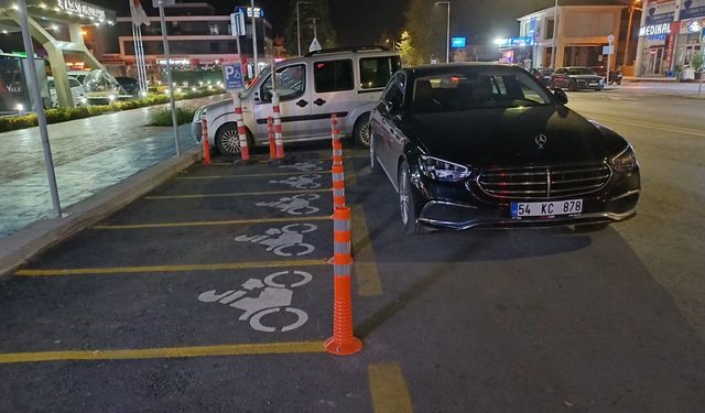 Yok artık; bu kadar da olmaz ki! Motosikletliler için ayrılan park alanını kapattı